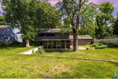 Exterior - 713 29th St, Sioux Falls, SD 57105 photo 2 of 2
