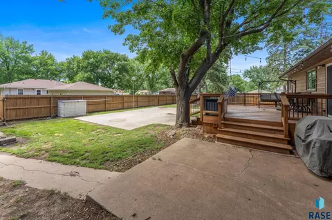 Exterior - 201 S 5th Ave, Brandon, SD 57005 photo 27 of 28