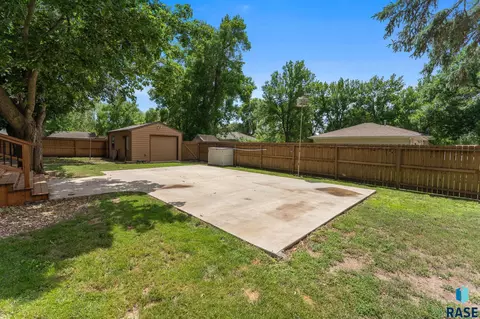 Exterior - 201 S 5th Ave, Brandon, SD 57005 photo 14 of 28