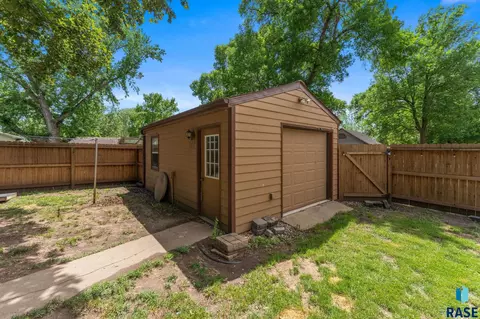 Exterior - 201 S 5th Ave, Brandon, SD 57005 photo 23 of 28