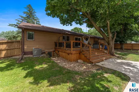 Exterior - 201 S 5th Ave, Brandon, SD 57005 photo 13 of 28