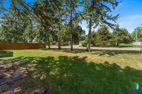Exterior - 201 S 5th Ave, Brandon, SD 57005 photo 7 of 28