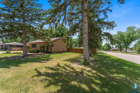 Exterior - 201 S 5th Ave, Brandon, SD 57005 photo 5 of 28