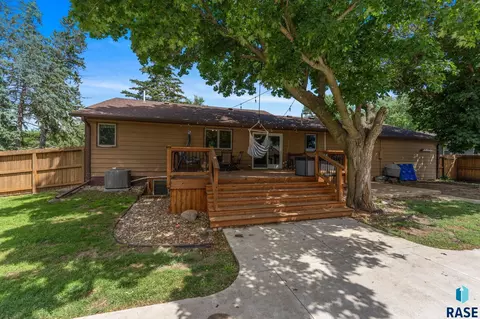 Exterior - 201 S 5th Ave, Brandon, SD 57005 photo 16 of 28