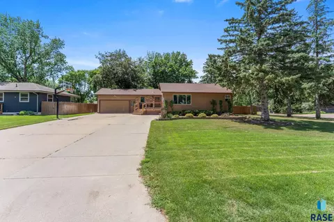 Exterior - 201 S 5th Ave, Brandon, SD 57005 photo 1 of 28