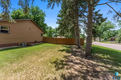Exterior - 201 S 5th Ave, Brandon, SD 57005 photo 3 of 28