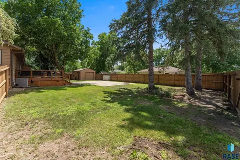Exterior - 201 S 5th Ave, Brandon, SD 57005 photo 10 of 28