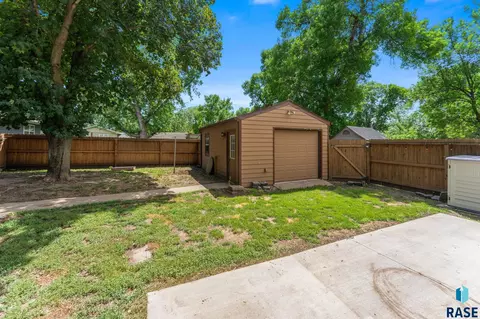 Exterior - 201 S 5th Ave, Brandon, SD 57005 photo 22 of 28