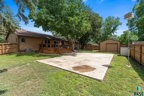 Exterior - 201 S 5th Ave, Brandon, SD 57005 photo 12 of 28