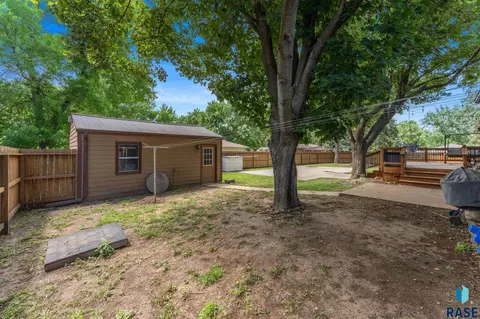 Exterior - 201 S 5th Ave, Brandon, SD 57005 photo 26 of 28