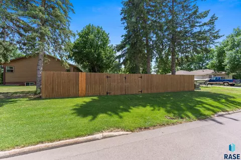 Exterior - 201 S 5th Ave, Brandon, SD 57005 photo 4 of 28