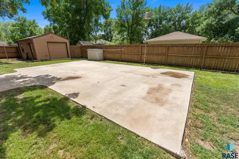 Exterior - 201 S 5th Ave, Brandon, SD 57005 photo 15 of 28