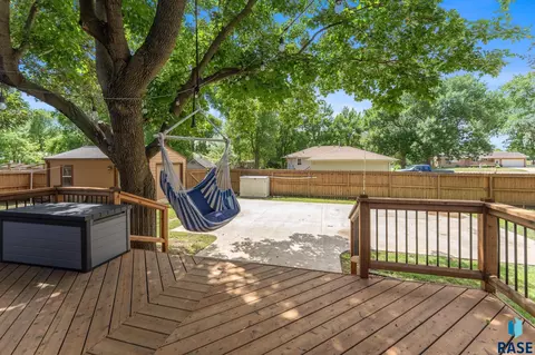 Exterior - 201 S 5th Ave, Brandon, SD 57005 photo 21 of 28