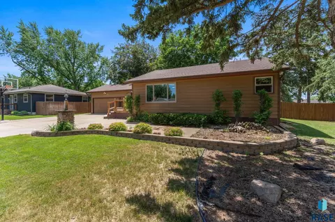 Exterior - 201 S 5th Ave, Brandon, SD 57005 photo 8 of 28