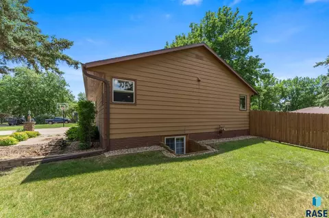 Exterior - 201 S 5th Ave, Brandon, SD 57005 photo 6 of 28