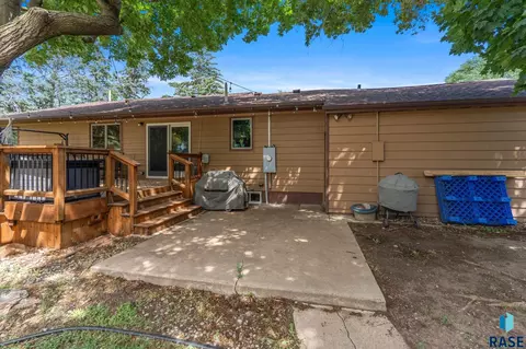 Exterior - 201 S 5th Ave, Brandon, SD 57005 photo 24 of 28