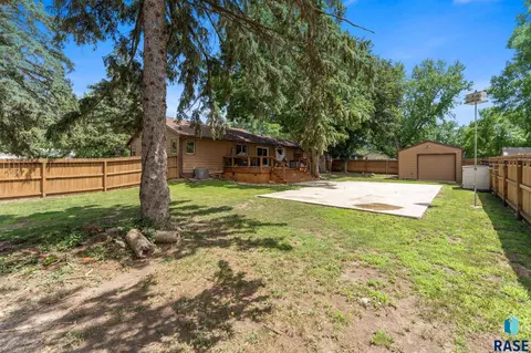Exterior - 201 S 5th Ave, Brandon, SD 57005 photo 11 of 28