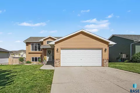 716 Trojan Ave, Hartford, SD 57033