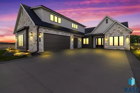 Exterior - 3416 E Bronze Ln, Sioux Falls, SD 57110 photo 4 of 11