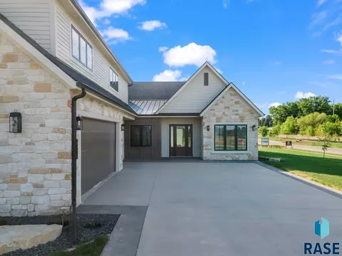 Exterior - 3416 E Bronze Ln, Sioux Falls, SD 57110 photo 2 of 11