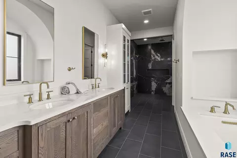 Bath - 3416 E Bronze Ln, Sioux Falls, SD 57110 photo 2 of 6