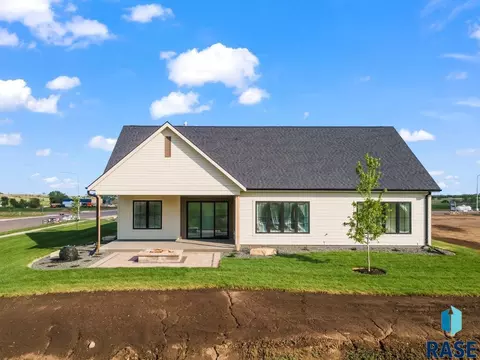 Exterior - 3416 E Bronze Ln, Sioux Falls, SD 57110 photo 7 of 11
