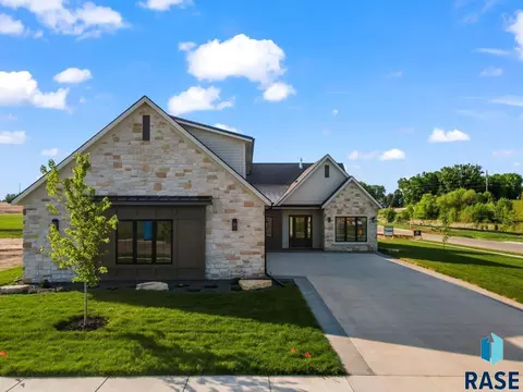 Exterior - 3416 E Bronze Ln, Sioux Falls, SD 57110 photo 3 of 11