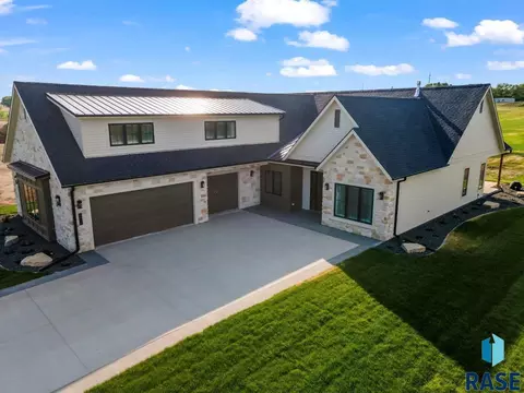 Exterior - 3416 E Bronze Ln, Sioux Falls, SD 57110 photo 5 of 11