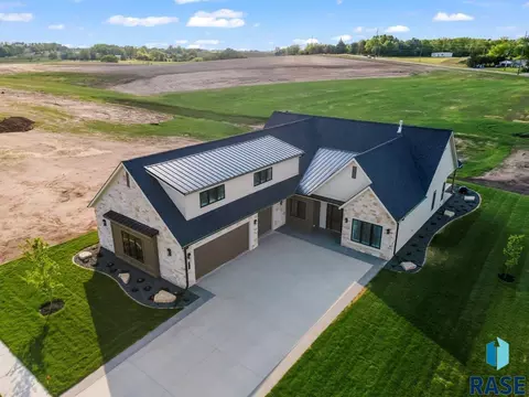 Exterior - 3416 E Bronze Ln, Sioux Falls, SD 57110 photo 6 of 11