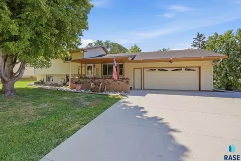 107 W 5th St, Dell Rapids, SD 57022