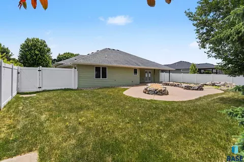 Exterior - 828 E 70th St, Sioux Falls, SD 57108 photo 4 of 5