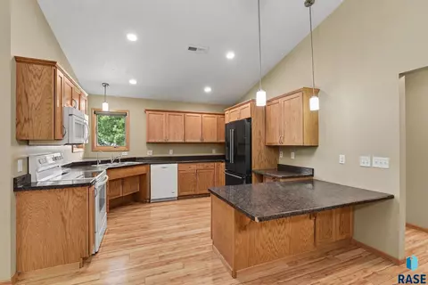 Kitchen - 828 E 70th St, Sioux Falls, SD 57108 photo 4 of 4
