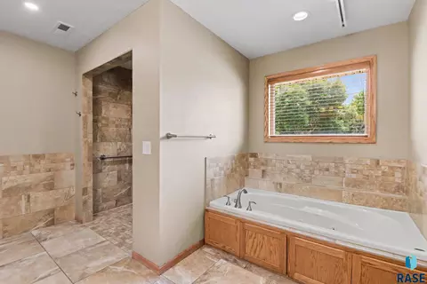 Bath - 828 E 70th St, Sioux Falls, SD 57108 photo 3 of 5
