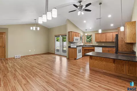 Living - 828 E 70th St, Sioux Falls, SD 57108 photo 4 of 5