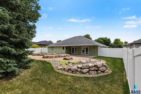 Exterior - 828 E 70th St, Sioux Falls, SD 57108 photo 3 of 5