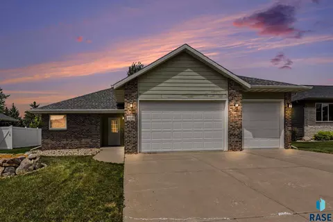 828 E 70th St, Sioux Falls, SD 57108