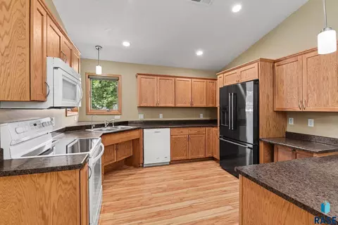 Kitchen - 828 E 70th St, Sioux Falls, SD 57108 photo 3 of 4