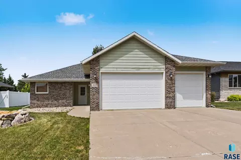 Exterior - 828 E 70th St, Sioux Falls, SD 57108 photo 2 of 5
