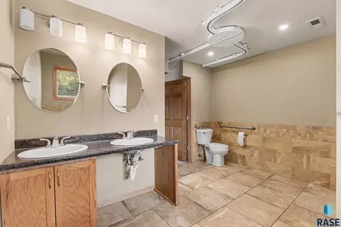 Bath - 828 E 70th St, Sioux Falls, SD 57108 photo 2 of 5