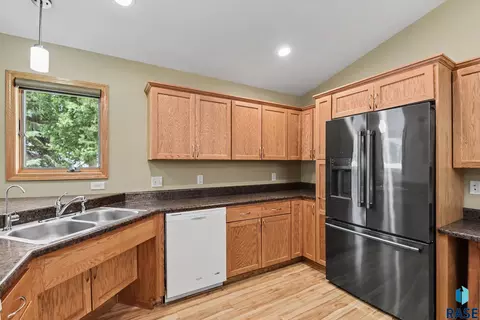 Kitchen - 828 E 70th St, Sioux Falls, SD 57108 photo 2 of 4