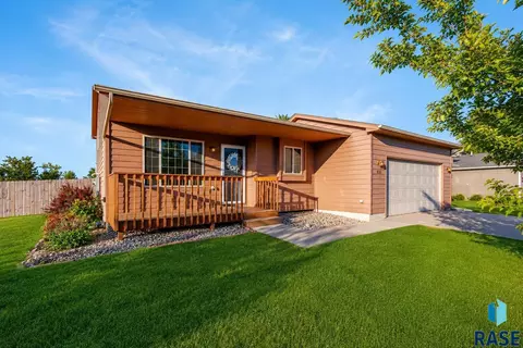 900 Greyhawk Ct, Harrisburg, SD 57032