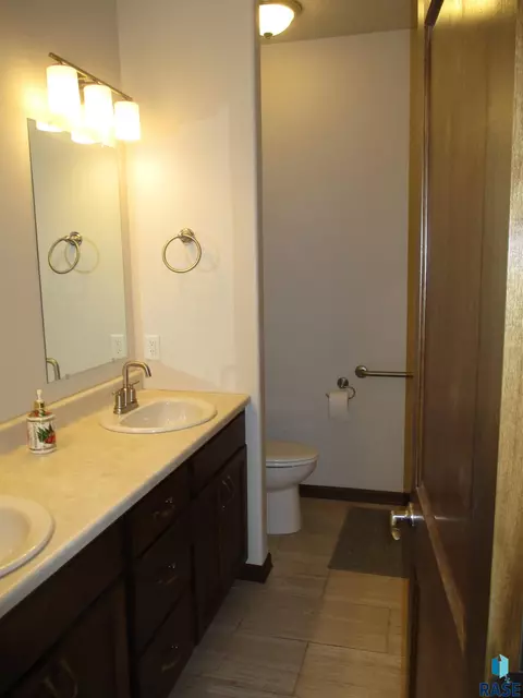 Bath - 5408 E Wonder St, Sioux Falls, SD 57108 photo 2 of 5
