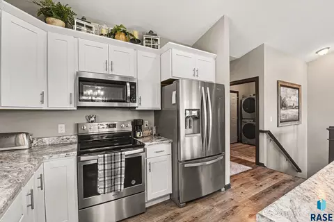 Kitchen - 3905 E 68th St, Sioux Falls, SD 57108 photo 2 of 3