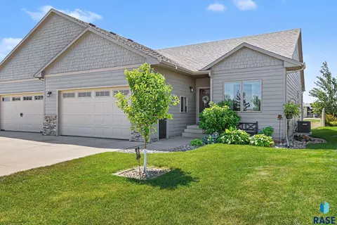 Exterior - 3905 E 68th St, Sioux Falls, SD 57108 photo 2 of 4