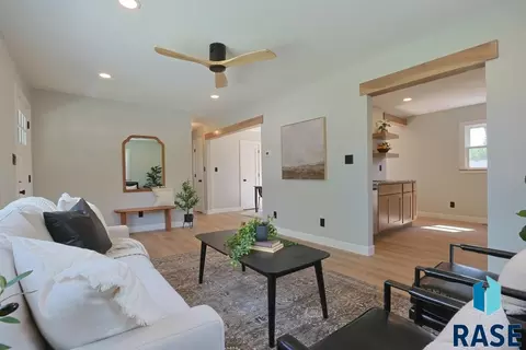 3016 S Glendale Ave, Sioux Falls, SD 57105