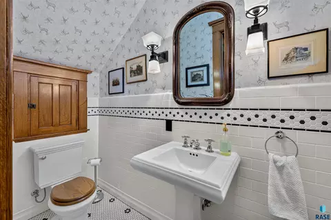 Bath - 903 N Dakota St, Canton, SD 57013 photo 1 of 4