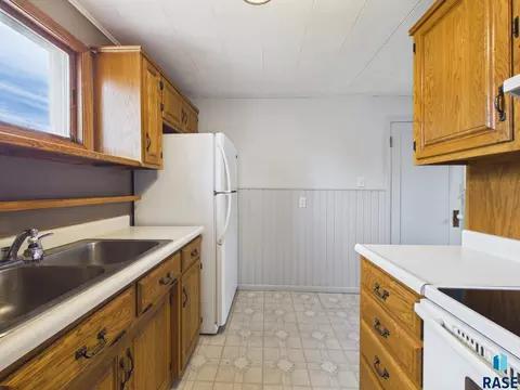 Kitchen - 612 S Cedar St, Canton, SD 57013 photo 3 of 3