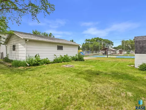 Exterior - 612 S Cedar St, Canton, SD 57013 photo 3 of 4