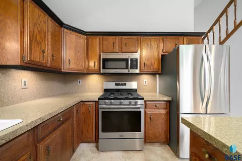 Kitchen - 709 E Sandpiper Trl, Sioux Falls, SD 57108 photo 6 of 6