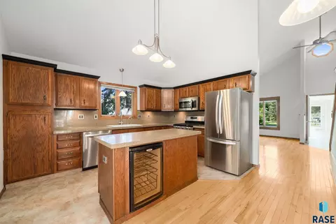 Kitchen - 709 E Sandpiper Trl, Sioux Falls, SD 57108 photo 2 of 6